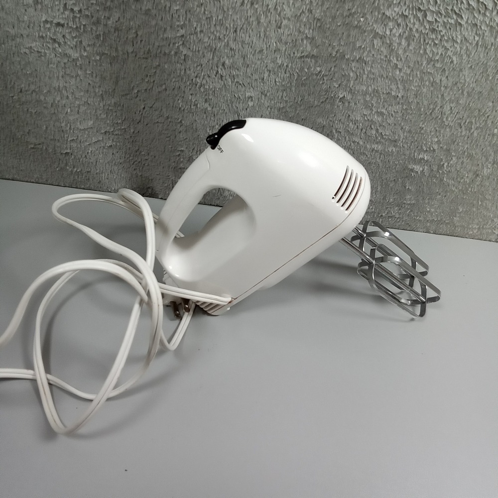 Proctor Silex 5 Speed Hand Mixer White Model‎ 62507 with Bowl Rest and Beaters